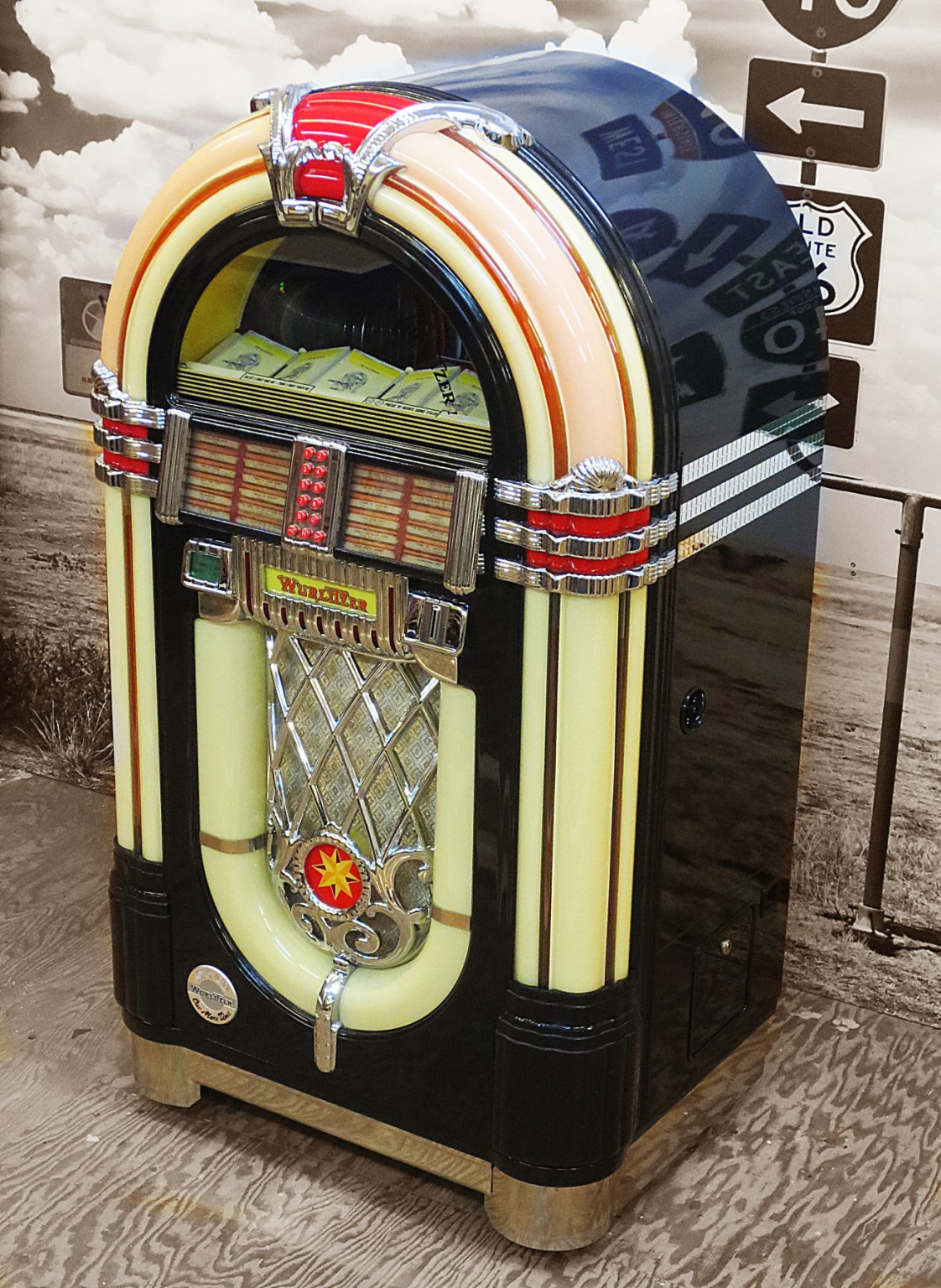 Wurlitzer Musikbox und NSM Jukebox mit moderner TechnikAmerican Warehouse