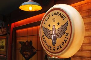 Oldtimer-Garage im American Vintage Style mit Retro-Dekoration