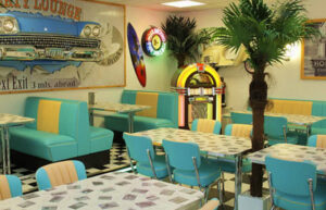 Komplette Diner Einrichtung mit Sitzgruppe im Retro Stil