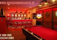 Rot beleuchtete Dinerbar mit Billardtisch, Backsteinwand und Neonreklame in einer Man Cave