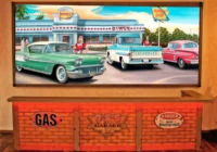 Gerahmtes Wandbild einer amerikanischen Diner-Szene mit klassischen Fahrzeugen