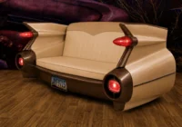 Cremefarbenes Hecksofa im Stil eines Chevrolet Bel Air mit rot leuchtenden Rücklichtern