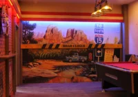 Billiardtisch vor einem grossformatigen Monument-Valley-Wandbild in einer Car Lounge