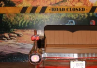 Nahaufnahme eines roten Cadillac-Hecksofas in einer amerikanisch gestalteten Garage
