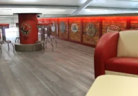 Offener Lounge- und Barbereich mit amerikanischer Wandgestaltung
