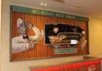 Inszenierte Autofront unter einem Bildschirm in einer Eight-Mile-Diner-Wandgestaltung