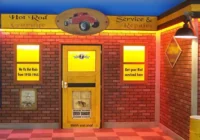 Garagenwand mit Hot-Rod-Service-Schriftzug und amerikanischer Werkstattdekoration