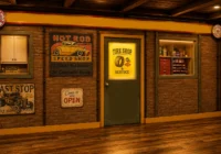 Kulissenfassade eines Hot Rod Speed Shops mit Backstein, Tür, Fenster und Vintage-Schildern