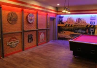 Privater Erlebnisraum mit Billiardtisch, Backsteinwand und Road-Closed-Wandbild