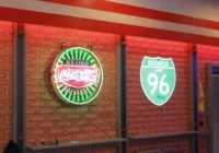 Beleuchtete Route-66-Wand mit Neonobjekten und amerikanischer Vintage-Dekoration