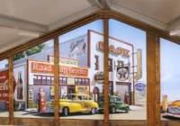 Panoramawand in einer Oldtimerhalle mit amerikanischen Strassenszenen und klassischen Fahrzeugen
