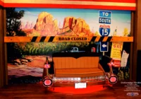 Cadillac-Hecksofa vor einer Monument-Valley-Kulisse mit Route-66-Dekoration