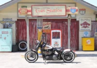 Motorrad vor einer nostalgischen Gas-Station-Kulisse mit Route-66-Schildern