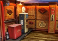 Warm beleuchtete Showroom-Kulisse mit Werkstatttüren, Zapfsäule und Vintage-Schildern