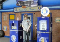 Hochformatige blaue Service- und Werkstattfassade als Garagenkulisse