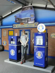 Hochformatige blaue Service- und Werkstattfassade als Garagenkulisse