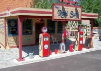 Aussenansicht einer amerikanischen Road-Stop-Tankstelle mit Oldtimern