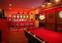 Rot beleuchtete American-Diner-Bar mit Billardtisch, Backsteinwänden und Neonlicht