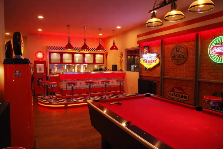 Rot beleuchtete American-Diner-Bar mit Billardtisch, Backsteinwänden und Neonlicht