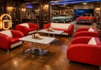 Rote und weisse Lounge-Sitzgruppen mit Musikbox und klassischen Fahrzeugen im Showroom