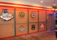 Backstein-Kulissenwand mit Tür, Route-66-Schildern und nostalgischer Dekoration