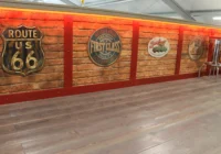 Wandgestaltung in Backsteinoptik mit grossem Route-66-Emblem