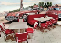 American-Diner-Sitzgruppe vor einem grossformatigen Wandbild mit klassischen Fahrzeugen
