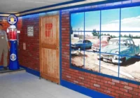 Backstein-Kulissenwand mit grossem Fenster für die Präsentation klassischer Fahrzeuge