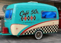 Türkis-cremefarbener Café-50s-Diner-Wohnwagen mit geöffneter Verkaufsklappe