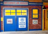 Blaue Air-Cooled-VW-Service-Fassade als Wandgestaltung für eine Garage