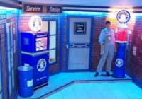 Blaue Service- und Werkstattfassade als Kulisse für eine individuell gestaltete Garage